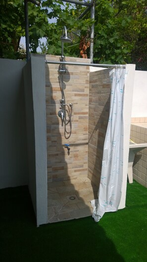 Ducha, secador de pelo, bidé y toallas
