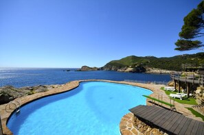 An infinity pool
