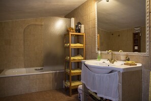 Kombinert dusj/badekar, hårføner, håndklær og såpe