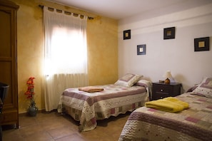 4 makuuhuonetta, silitysrauta/-lauta, Wi-Fi, vuodevaatteet