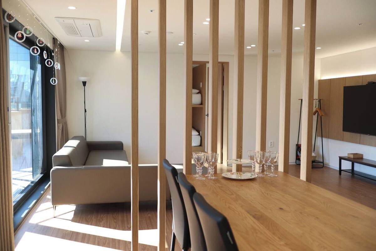 frist deluxe family | living area