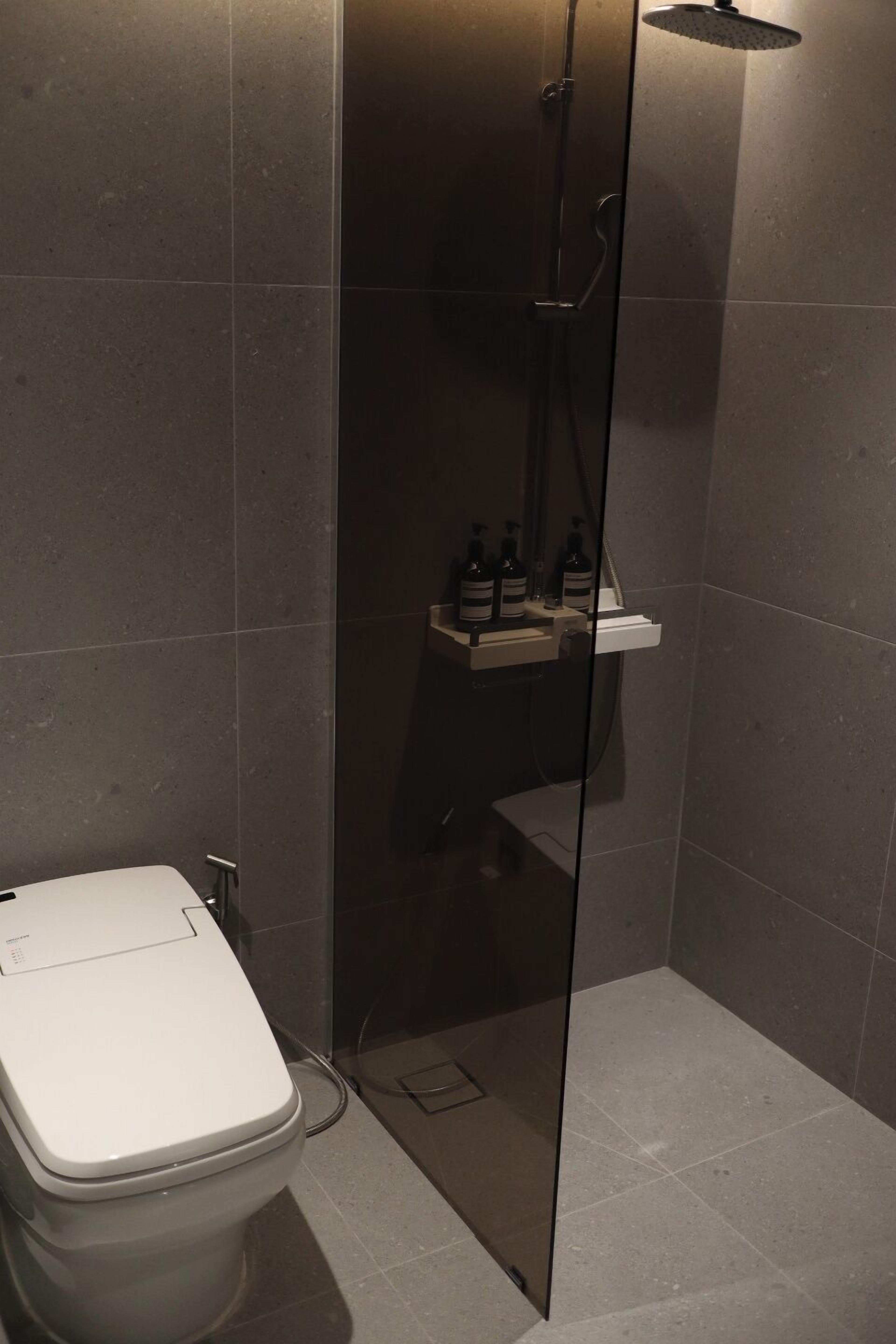 frist deluxe family | bathroom | shower, free toiletries, hair dryer, slippers