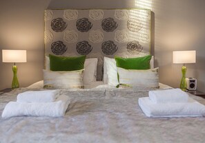 3 quartos, escrivaninha, ferros/tábuas de passar roupa, berço de viagem