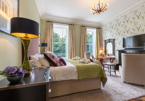 3 soverom, skrivebord, strykejern/-brett og reiseseng for barn