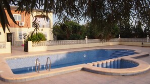 Outdoor pool - Relax , in the neighbourhood of maintains , beaches and cities (Crevillent)