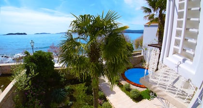 Seafront Villa Agnes, alte Kapitäne Haus, direkt am Strand Villa mit eigenem Pool