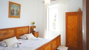 4 bedrooms, iron/ironing board, WiFi, bed sheets