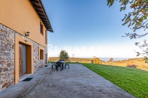 Outdoor dining - Apto Tapia 2 - rural apartment in Luces (Colunga), Northern Spain | 6 guests (San Telmo)