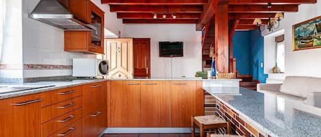 Réfrigérateur, micro-ondes, batterie de cuisine, vaisselle et ustensiles