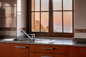 Geladeira, micro-ondas, talheres/pratos/utensílios de cozinha