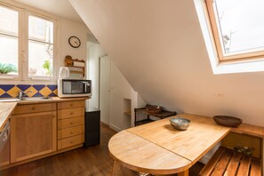 Fridge, microwave, oven, stovetop - Views to the Eighth, by Veeve (Paris)