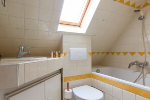 Baignoire, séchoir à cheveux, serviettes fournies