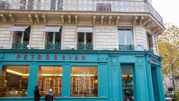 Un bâtiment à la façade de couleur turquoise, sur lequel on peut lire en grand le nom « PETROSSIAN ».