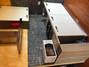 Réfrigérateur, four à micro-ondes, un four, surface de cuisson