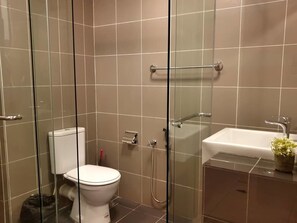 Shower, free toiletries, towels