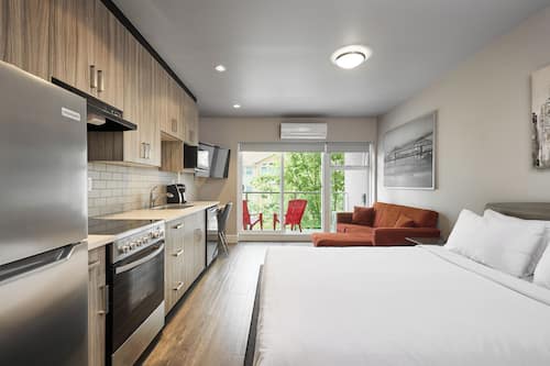 Studio suite, 1 queensize bed, niet-roken, keuken | Privékeuken | Een koelkast met diepvriezer, een microgolfoven, een oven, een kookplaat