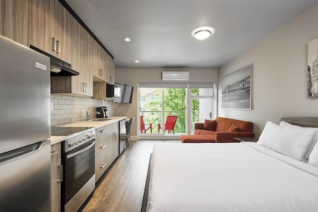 Studio Suite, 1 Queen Bed, Non Smoking, Kitchen | Private kitchen | Full-size fridge, microwave, oven, stovetop