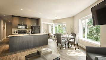 Suite, 1 letto king, balcone, ad angolo | 1 camera, ferro/asse da stiro, Wi-Fi gratuito, lenzuola