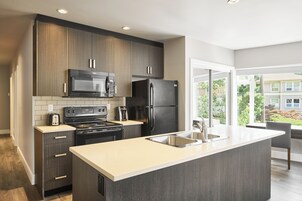 Full-size fridge, microwave, oven, stovetop