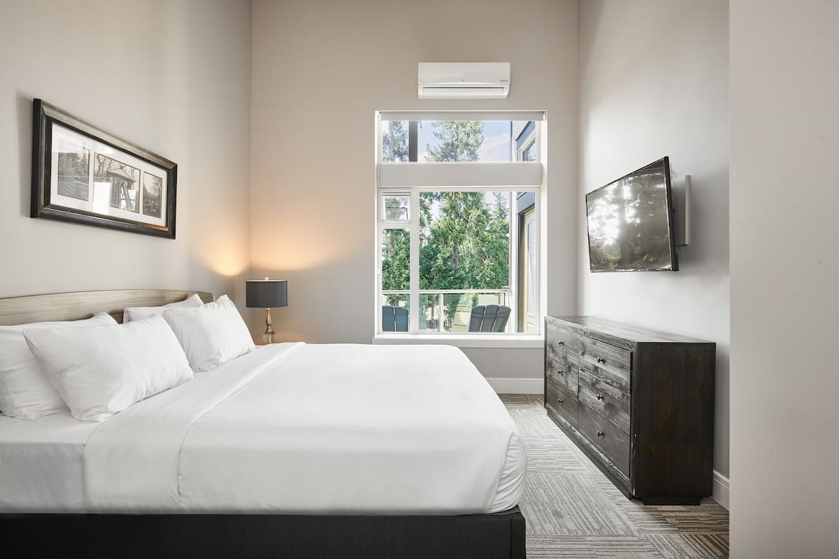 Executive Penthouse, 1 King Bed, Non Smoking | 1 bedroom, iron/ironing board, free WiFi, bed sheets