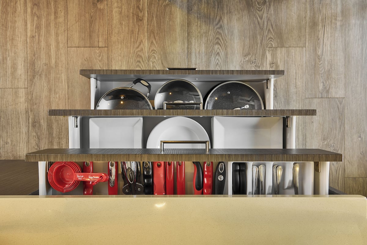 Full-size fridge, microwave, oven, stovetop