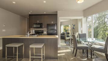 Suite, 1 King-Bett, Balkon, Eckzimmer | Eigene Küche