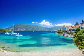 Plage à proximité, chaise longue, serviettes de plage