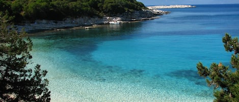 Beach nearby, sun loungers, beach towels