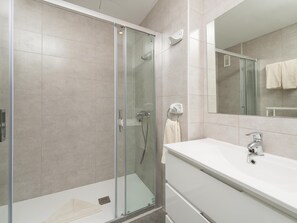 Kombination af bruser/badekar, hårtørrer, håndklæder