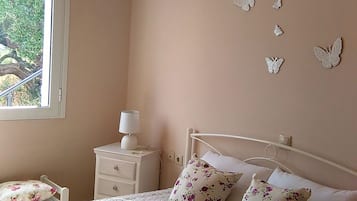 1 bedroom, desk, iron/ironing board, WiFi