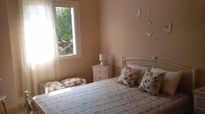 1 bedroom, desk, iron/ironing board, WiFi