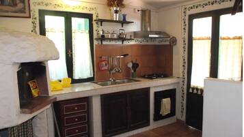 Réfrigérateur, four, plaque de cuisson, chaise haute