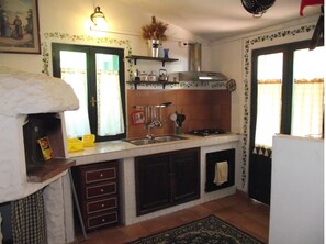 Réfrigérateur, four, plaque de cuisson, chaise haute