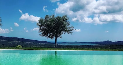 Große Villa mit Pool, umgeben von viel Grün, Meerblick - Costa Smeralda