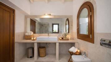 Baignoire, sèche-cheveux, bidet, serviettes fournies