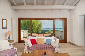 TV, fireplace, books - Large villa with private pool, surrounded by greenery, sea view - Costa Smeralda (Porto Rotondo)