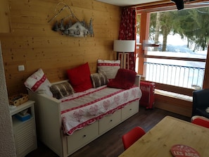 2 bedrooms, iron/ironing board, free WiFi