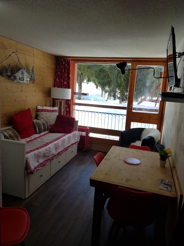 2 bedrooms, iron/ironing board, free WiFi
