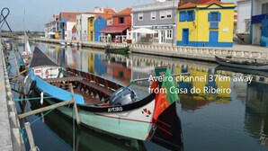 Un canale con edifici colorati e imbarcazioni.