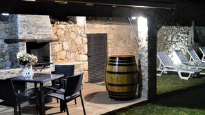 Outdoor dining - Casa do Ribeiro / Quinta da Costeira AL 80 388 Complete rental with pool. (Sever do Vouga)