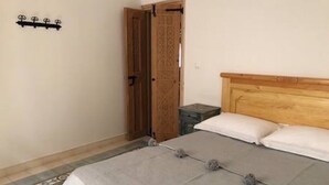 3 عدّة غرف نوم وخدمة الإنترنت وملاءات أسرّة