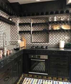 Réfrigérateur, four, plaque de cuisson, cafetiÚre/bouilloire