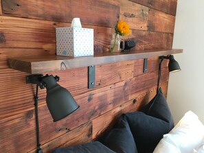 Doug Fir Room | 高級寝具、羽毛の掛け布団、客室ごとに異なる装飾、ノートパソコン用作業スペース