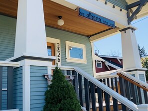 Property entrance - The Alberta Petite Hotel (Portland)