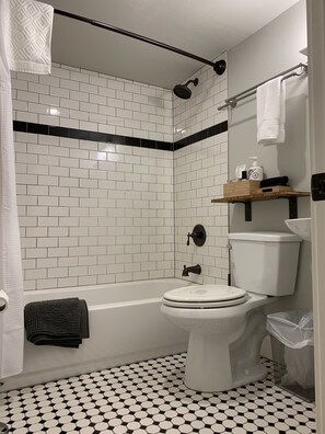 Premium bedding, down duvets, individually decorated, laptop workspace - The Alberta Petite Hotel (Portland)