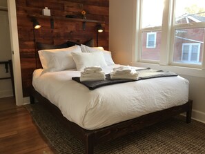 Doug Fir Room | 高級寝具、羽毛の掛け布団、客室ごとに異なる装飾、ノートパソコン用作業スペース