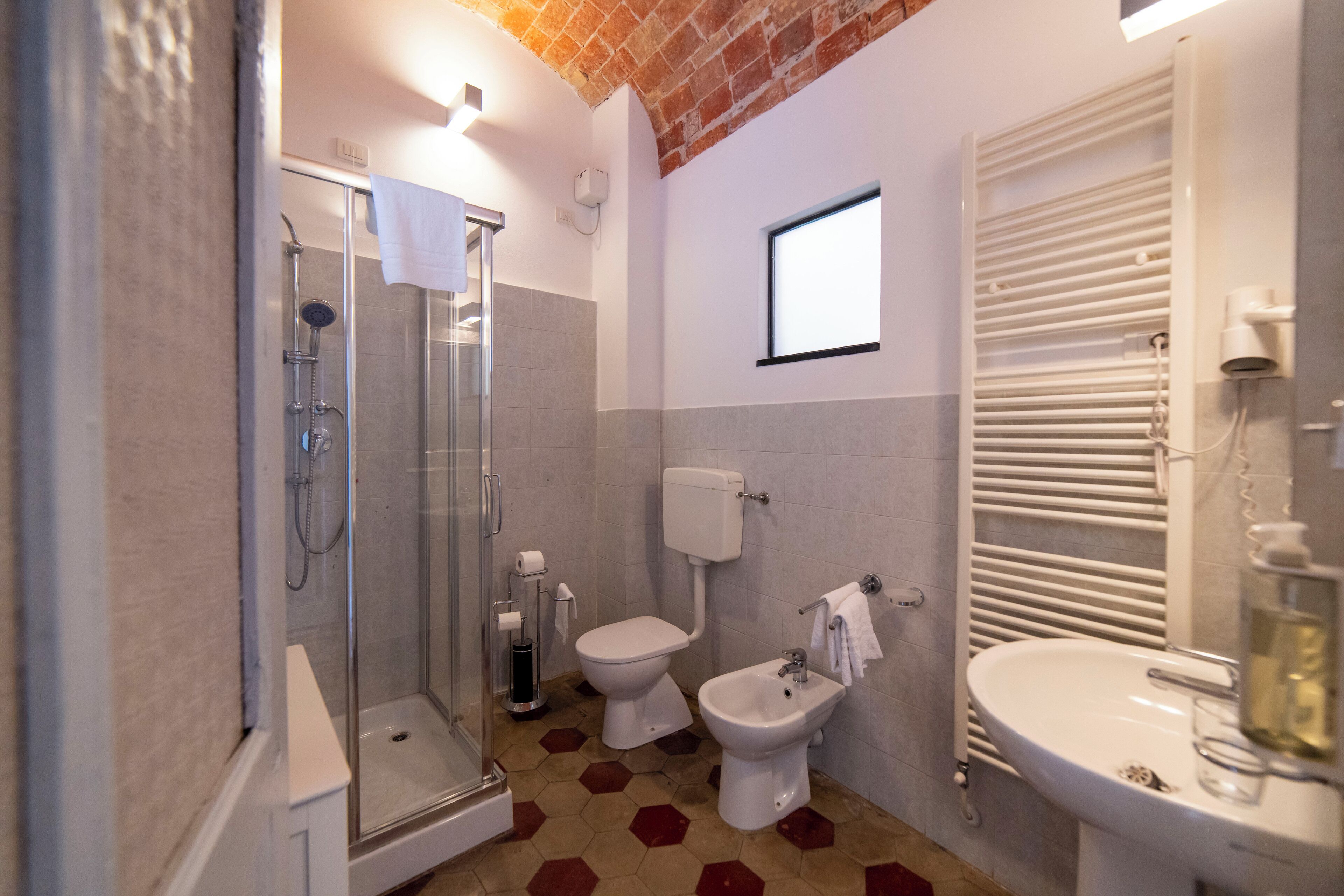 Dusche, Haartrockner, Bidet, Handtücher