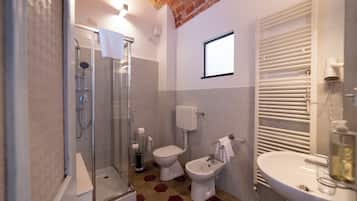 Dusche, Haartrockner, Bidet, HandtĂŒcher