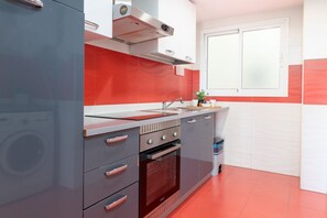 ثلاجة، ميكروويف، فرن، موقد طهي مسطح