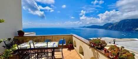 屋外ダイニングエリア